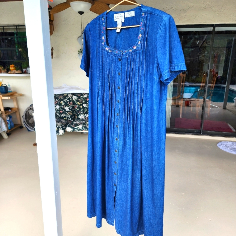 Karin Stevens Blue Jean Denim dress embroidered, midi, button 18WP